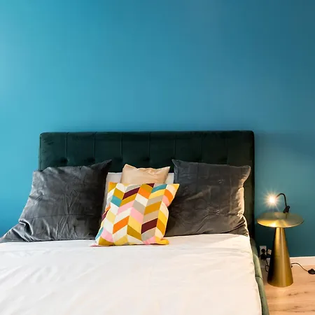 Vibrant Color-pop At Ivory Apartment Bucharest